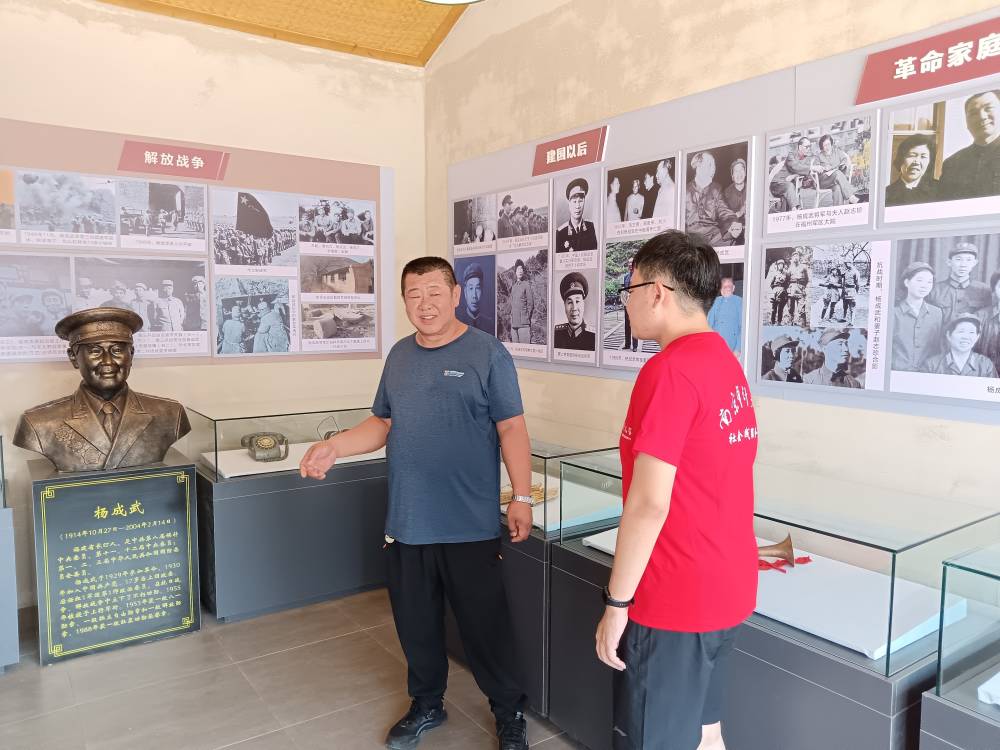 圖為團(tuán)隊(duì)成員采訪沙家莊村支書(shū)