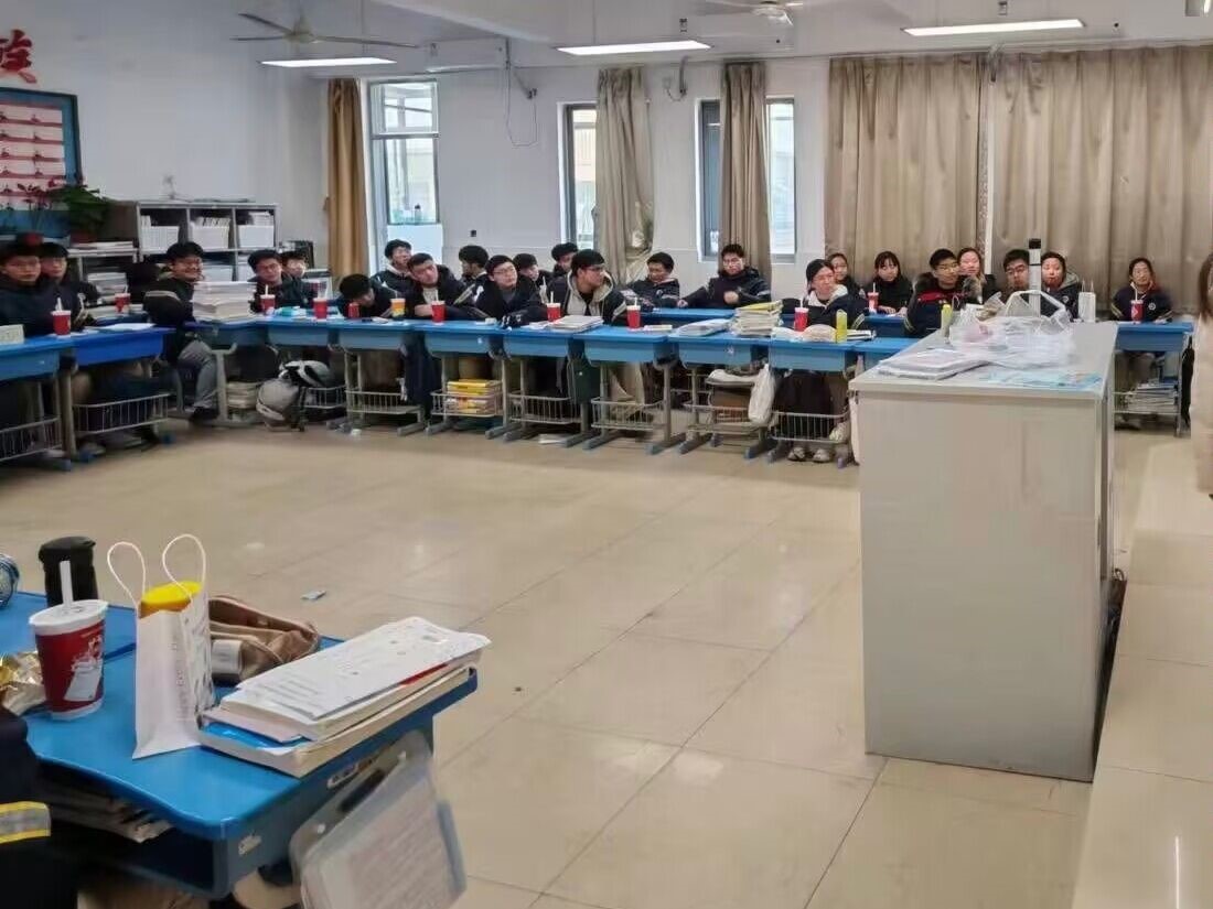 江蘇省鎮(zhèn)江中學的同學認真聆聽事跡